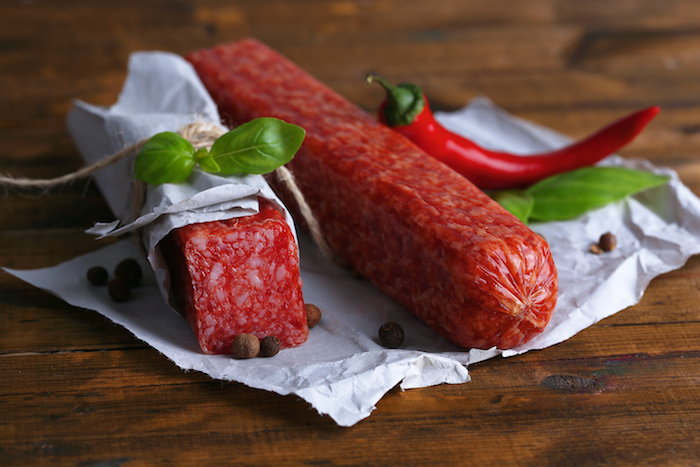 Показатели просроченности колбасы: как не нарваться на плохой товар?